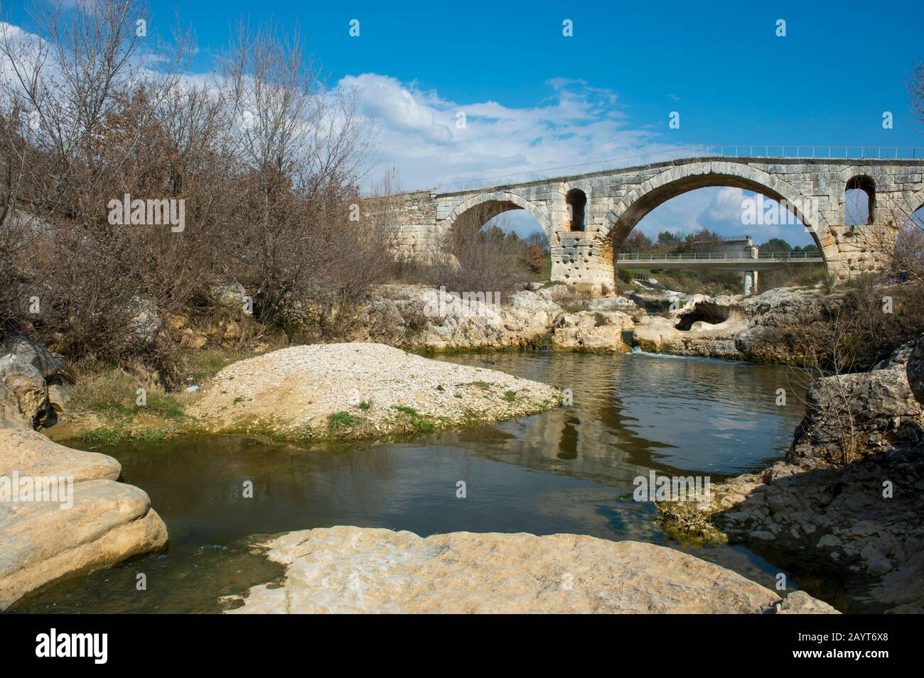 Il Pont Julien è un ponte ad arco in pietra romana sul fiume Calavon, in Provenza, nel sud-est della Francia, risalente al 3 a.C. Foto Stock