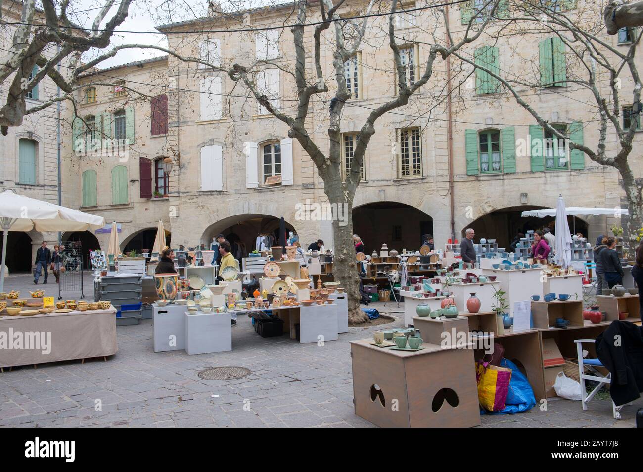 Scena di strada sulla piazza della città nel centro storico di Uzes, una piccola città nel dipartimento del Gard nel sud della Francia. Foto Stock