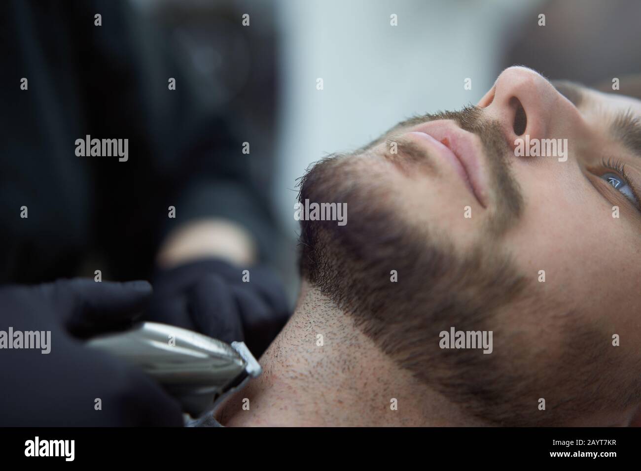 Giovane adulto bella donna caucasica parrucchiere taglia barba bel uomo al  barbiere moderno Felice gay seduta sedia uomini salone di bellezza. Cura  della barba. M Foto stock - Alamy