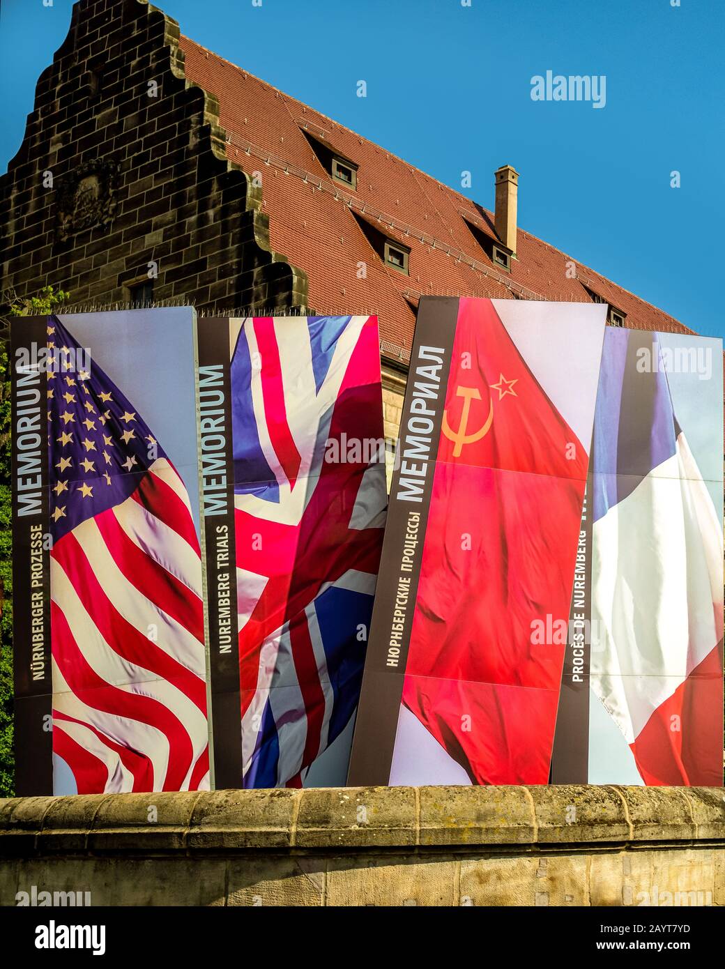 NORIMBERGA, GERMANIA - 10 LUGLIO 2019: Le bandiere delle quattro potenze alleate fuori dal tribunale di Norimberga che commemorano i processi di Norimberga Foto Stock