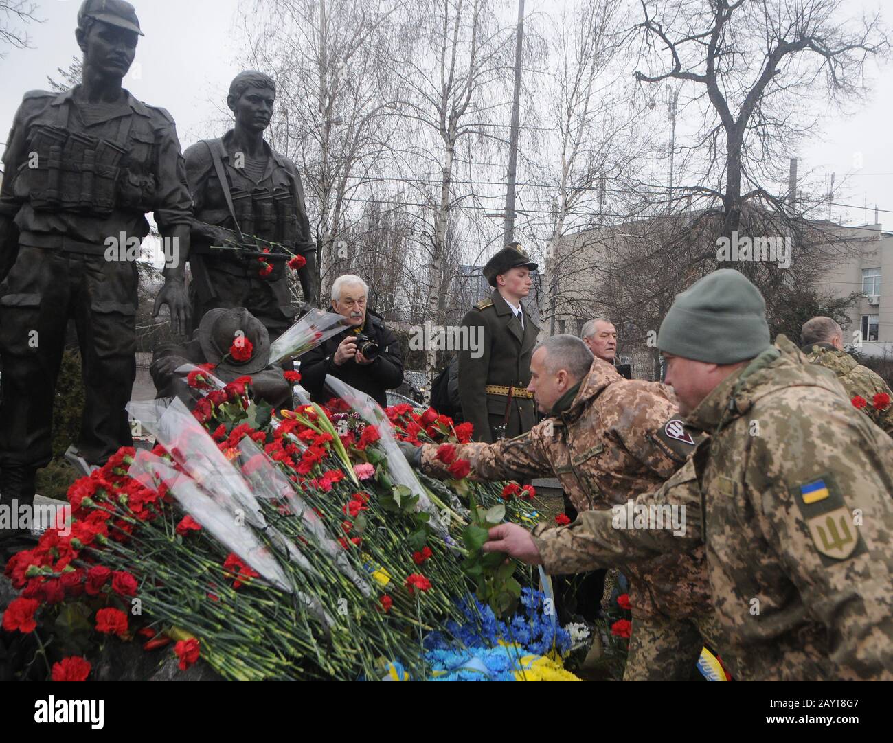 I partecipanti che posano fiori durante l'evento.cerimonia di deposizione al monumento ai soldati afghani il giorno del riconoscimento dei combattenti in altri paesi e l'anniversario del ritiro delle truppe dall'Afghanistan, a Kiev. Foto Stock