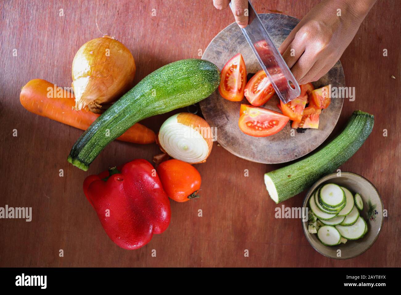 Ancora vita che mostra il concetto di gastronomia, cucina, cucina, dieta biologica pulita e stile di vita vegano Foto Stock