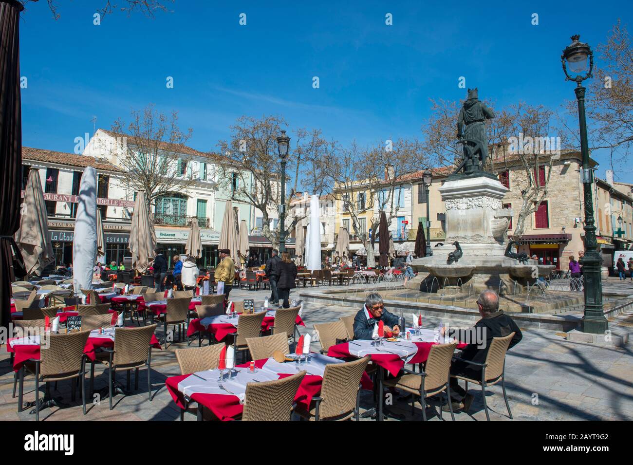 La piazza Saint-Louis con una statua di Saint-Louis nel centro della città fortificata di Aigues-Mortes nella regione Languedoc-Roussillon del suither Foto Stock