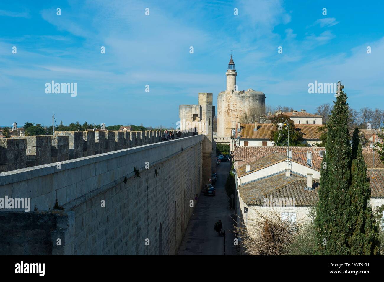 Vista dai bastioni della Torre di Costanza (costruita nel 1242 da Saint-Louis) nella città fortificata di Aigues-Mortes nel Languedoc-Roussillon reg Foto Stock