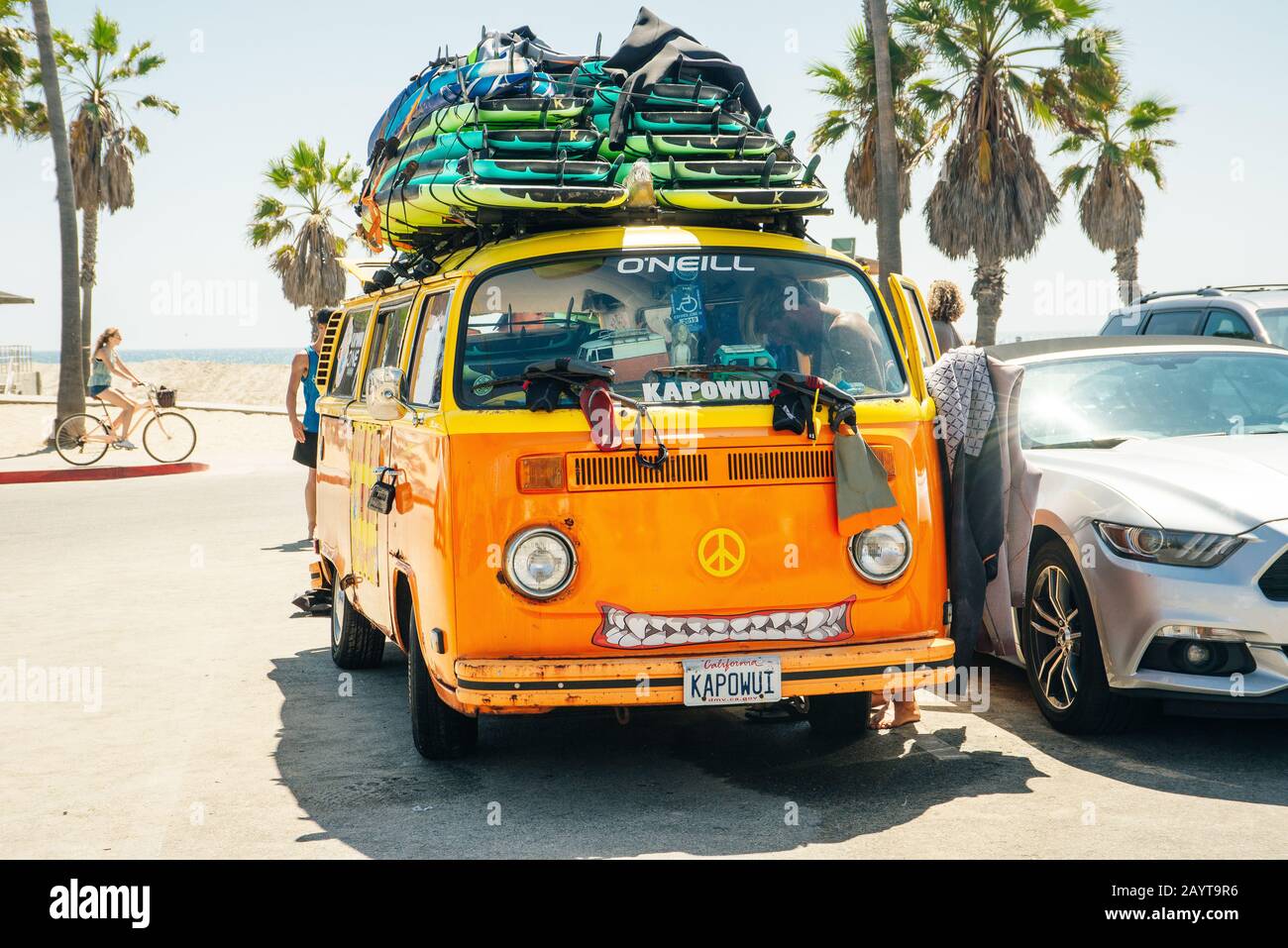 Los Angeles, California, Stati Uniti - 2019 mini bus arancione surfisti su Venice Beach Foto Stock