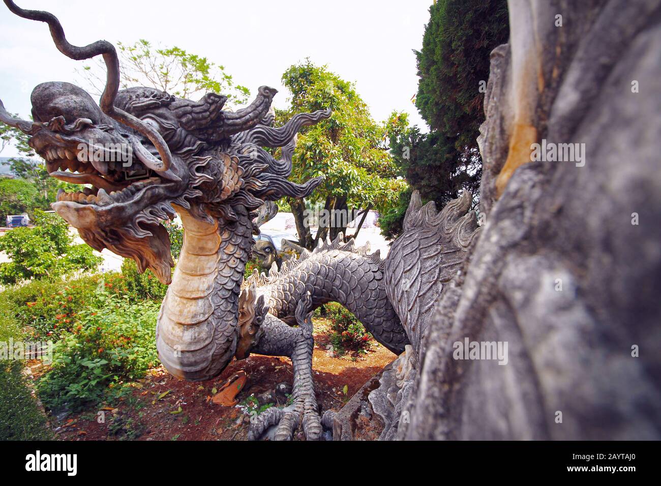 Scultura drago ornata a Linh una Pagoda che è un'attrazione turistica gratuita a da lat, Vietnam Foto Stock