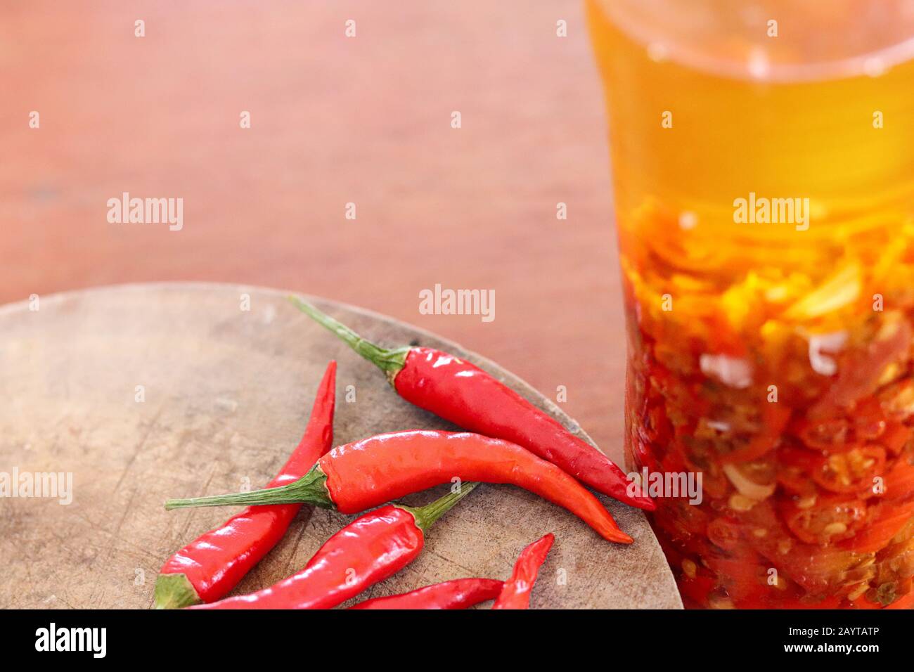 Olio di peperoncino fatto in casa che è privo di conservanti per una dieta pulita e sana e stile di vita Foto Stock