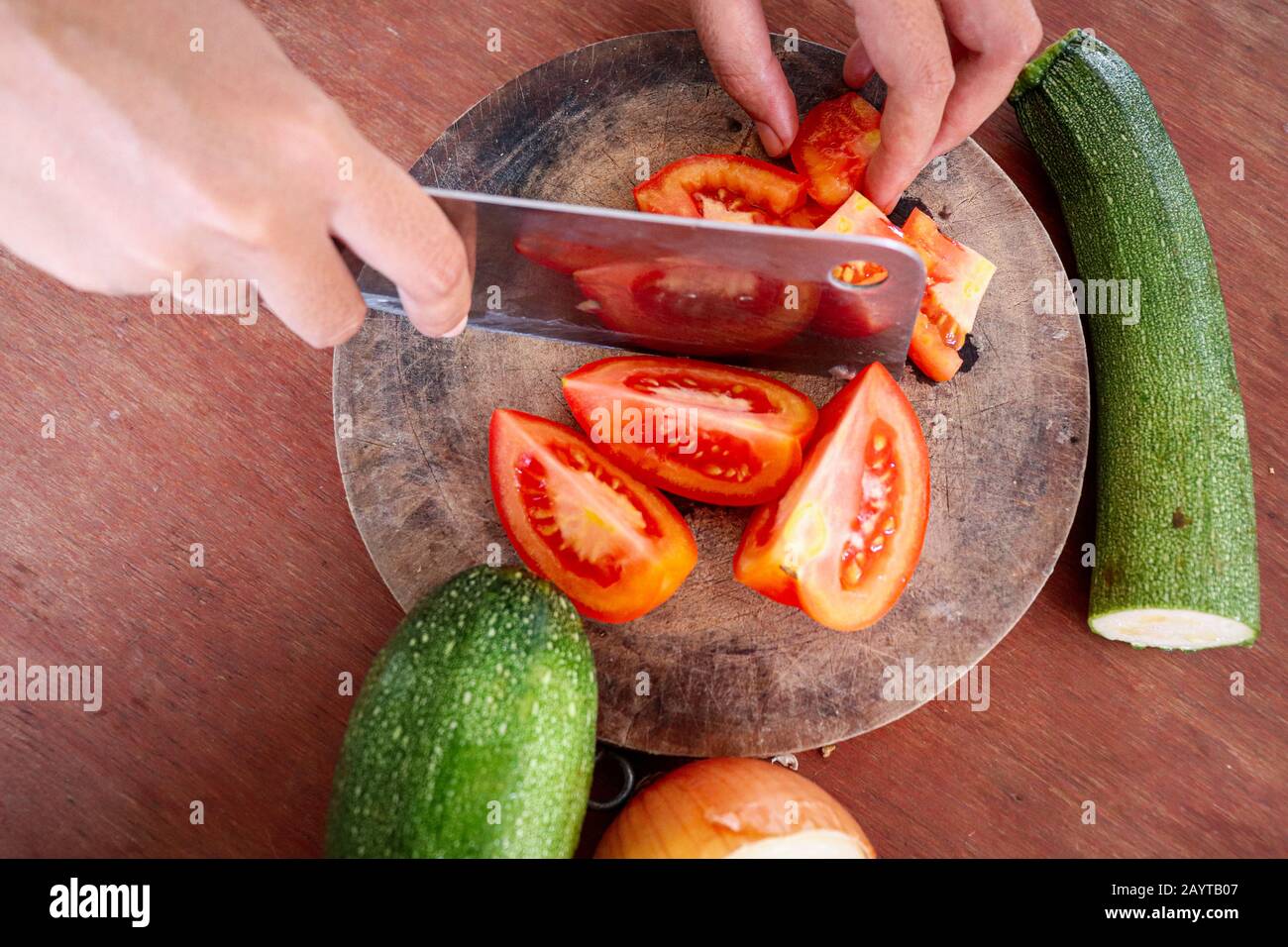 Tritare verdure fresche su tavola di legno che mostra il concetto di stile di vita vegano, dieta sana e vita pulita Foto Stock