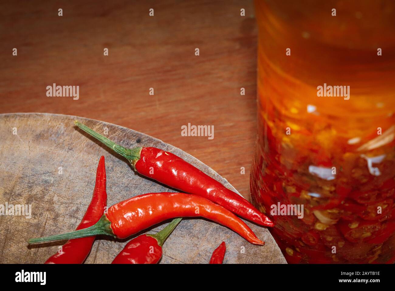 Olio di peperoncino fatto in casa che è privo di conservanti per una dieta pulita e sana e stile di vita Foto Stock