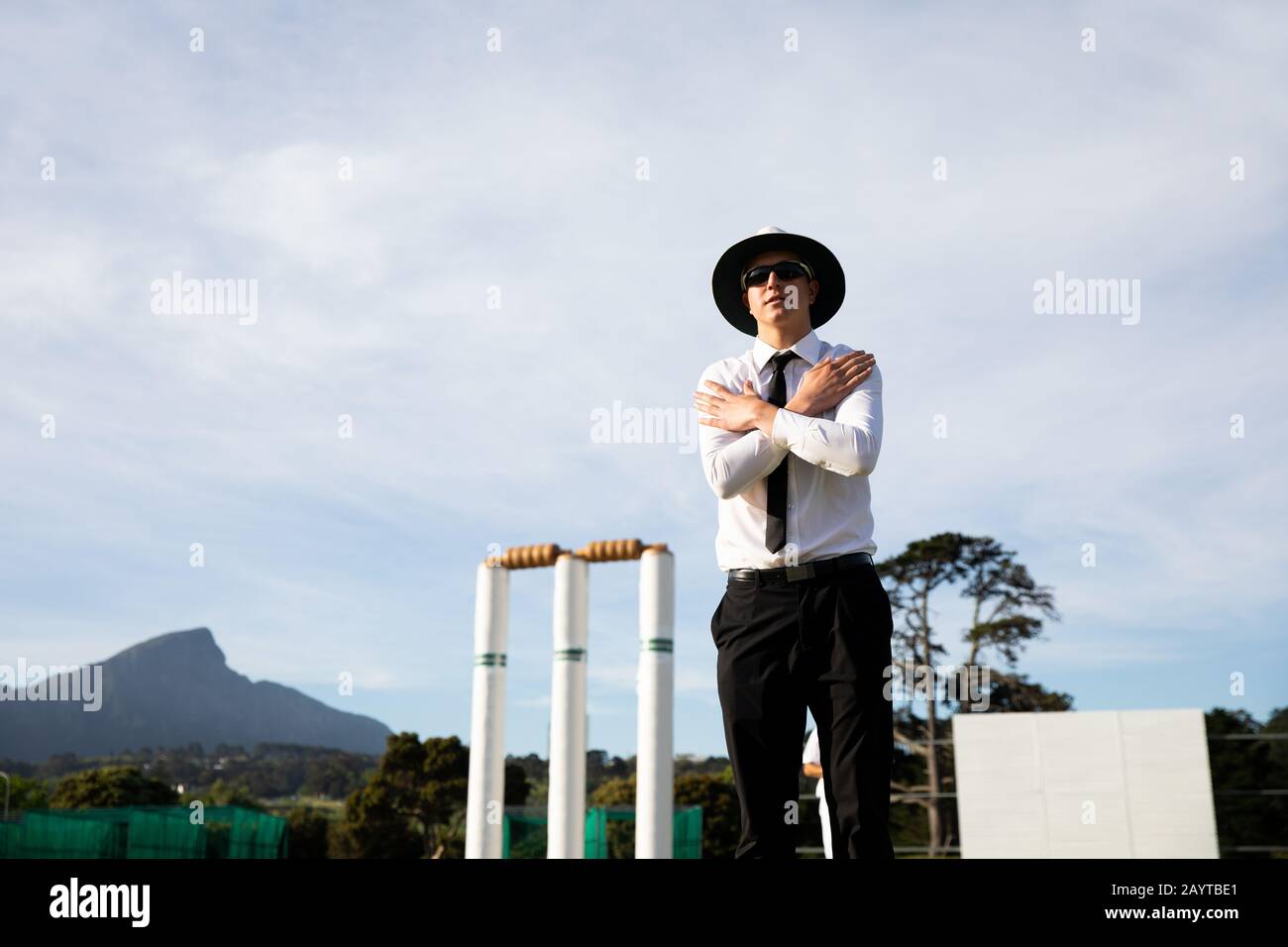 Cricket umpire facendo segni in piedi su un campo di cricket Foto Stock