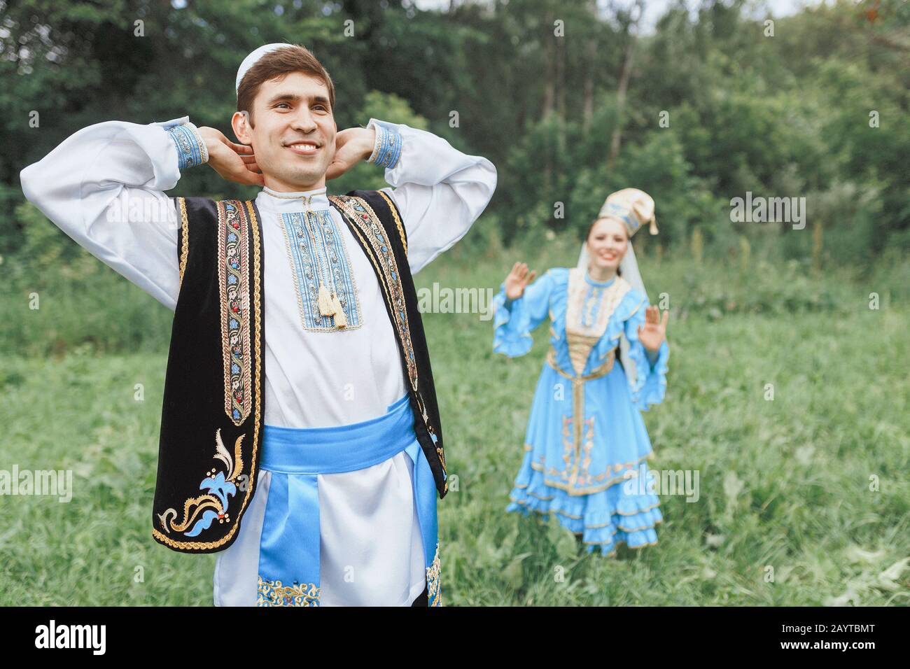 Un uomo e una donna in abiti ricamati tradizionali celebrano la cerimonia nuziale islamica Foto Stock