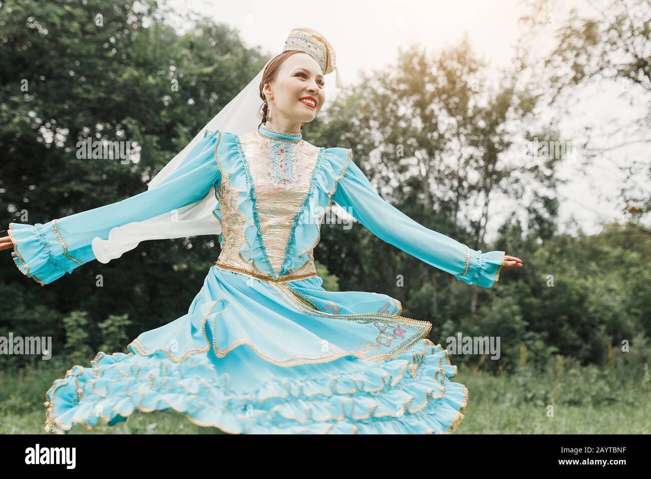 Donna che balla in uno splendido abito turco folk asiatico nel Parco. Etnie e arti tradizionali Foto Stock