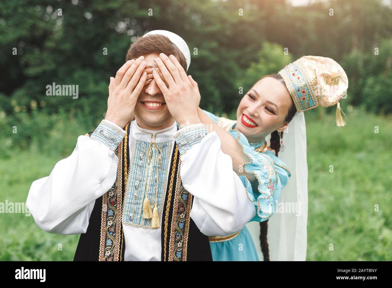 Un uomo e una donna in abiti ricamati tradizionali celebrano la cerimonia nuziale islamica Foto Stock