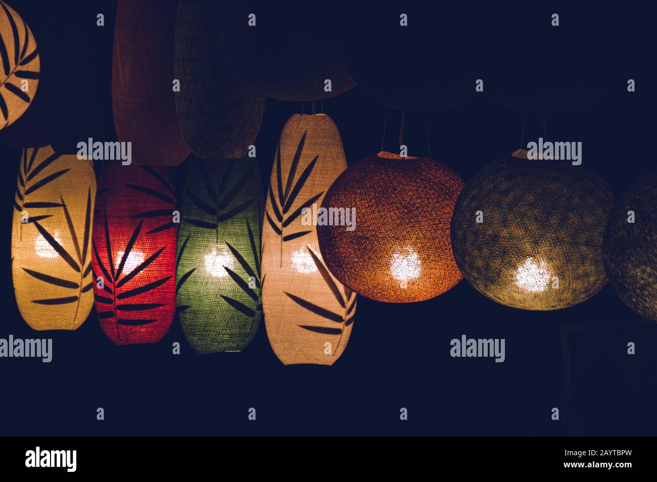 Belle lanterne di seta Lao nel mercato notturno di Luang Prabang in Laos durante il Bon Ok Pansa o Light Festival Foto Stock