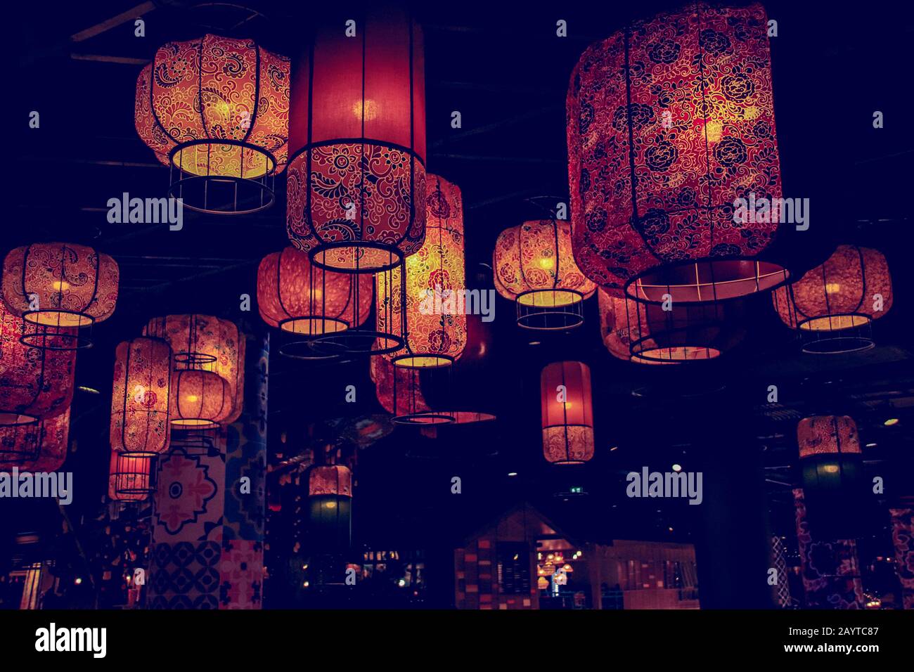 Bella decorazione delle Lanterne Cinesi appesa ad un soffitto per il Festival di Primavera e la decorazione del Festival delle Lanterne Cinesi a Penang, Malesia Foto Stock