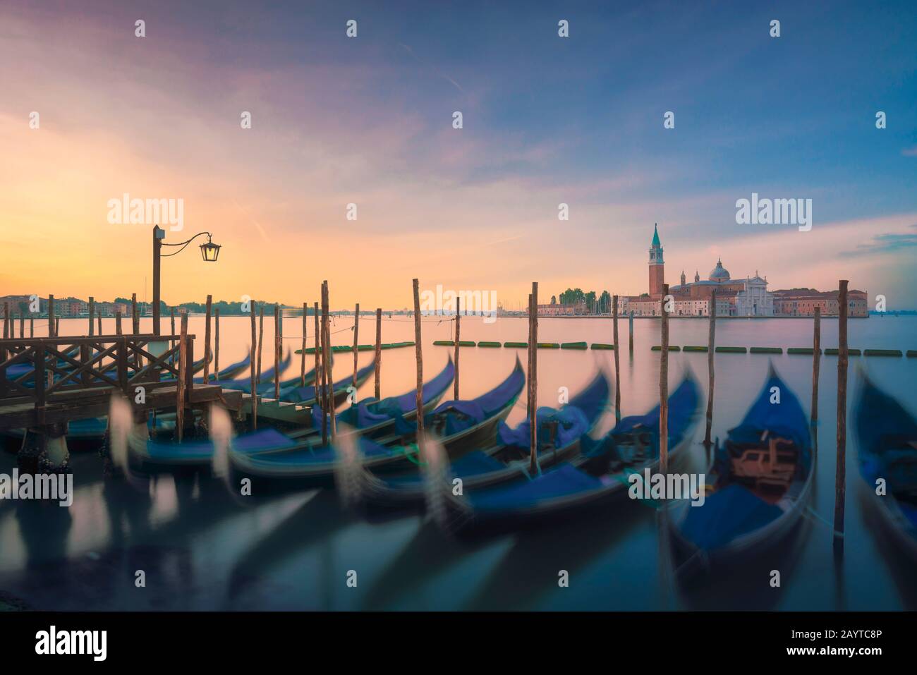 Laguna di Venezia all'alba, chiesa di San Giorgio maggiore e gondole. Italia, Europa. Fotografia a lunga esposizione. Foto Stock