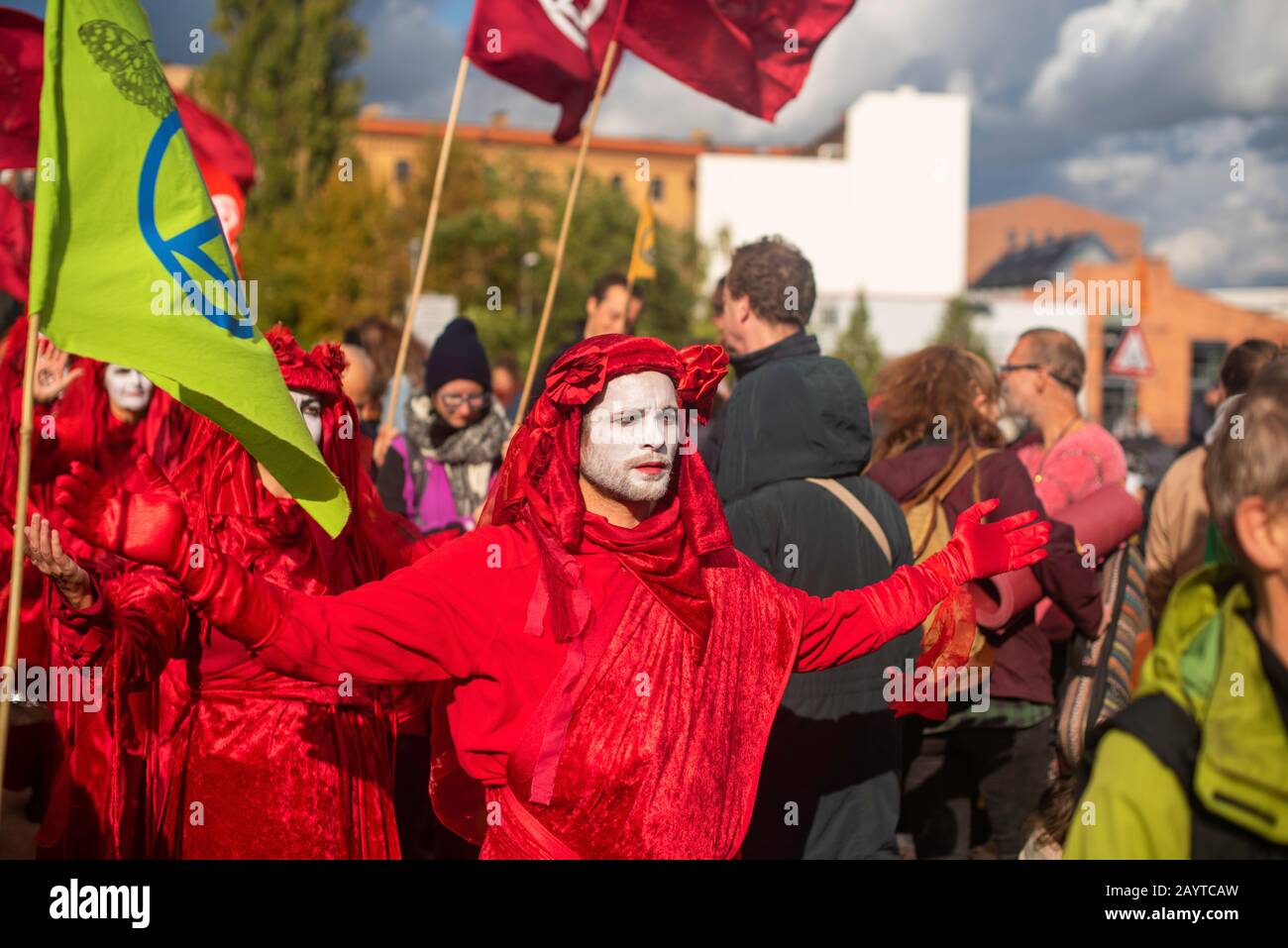 Berlino, Germania Ottobre 2019 Gruppo di manifestanti di estinzione della ribellione che marciano nel centro di Berlino Foto Stock