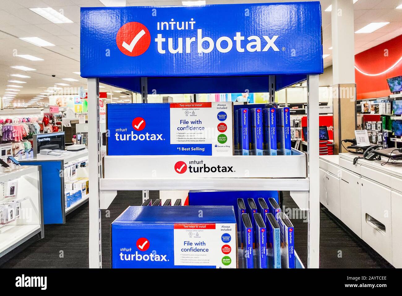 10 febbraio 2020 Sunnyvale / CA / USA - TurboTax mostra in un negozio nella zona della baia di San Francisco Sud; TurboTax è un pacchetto software americano per la preparazione delle tasse Foto Stock