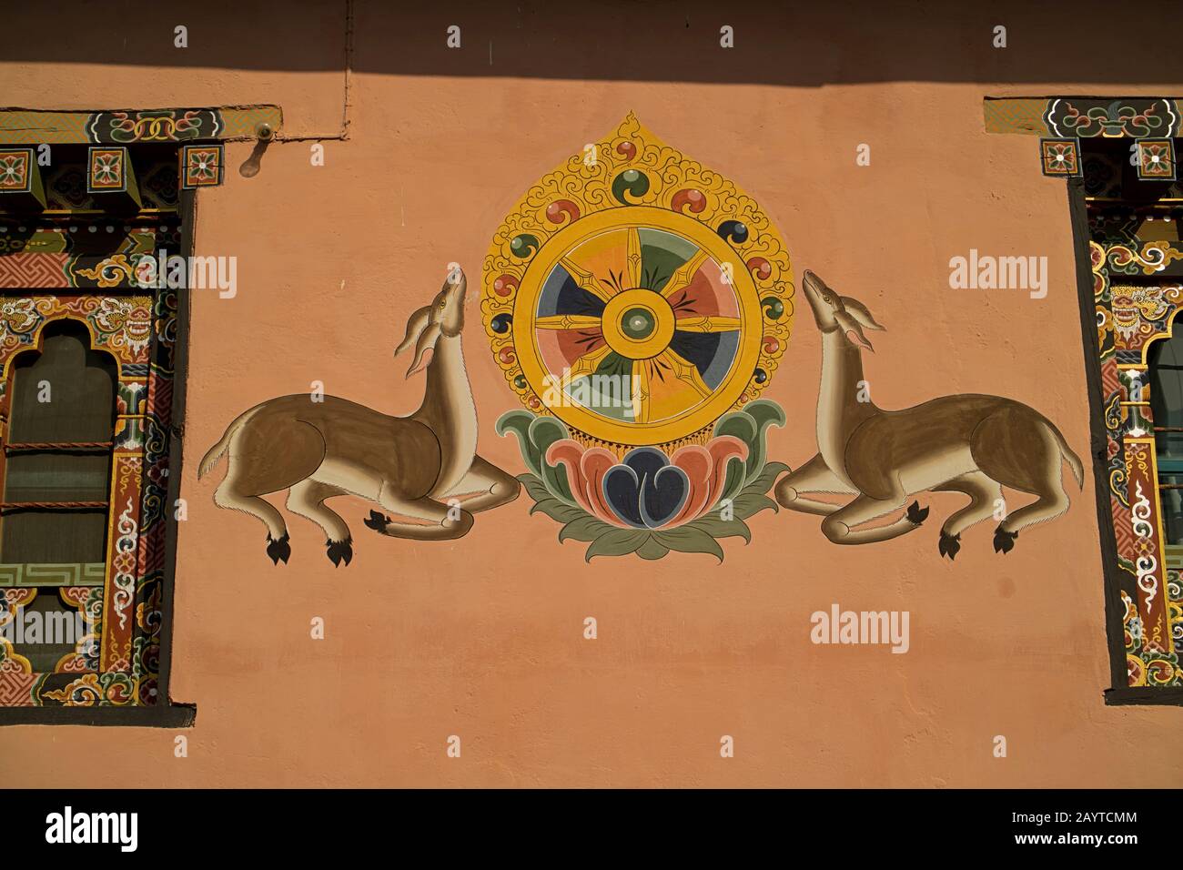 Due mucche di cervo intorno alla ruota del dharma Foto Stock