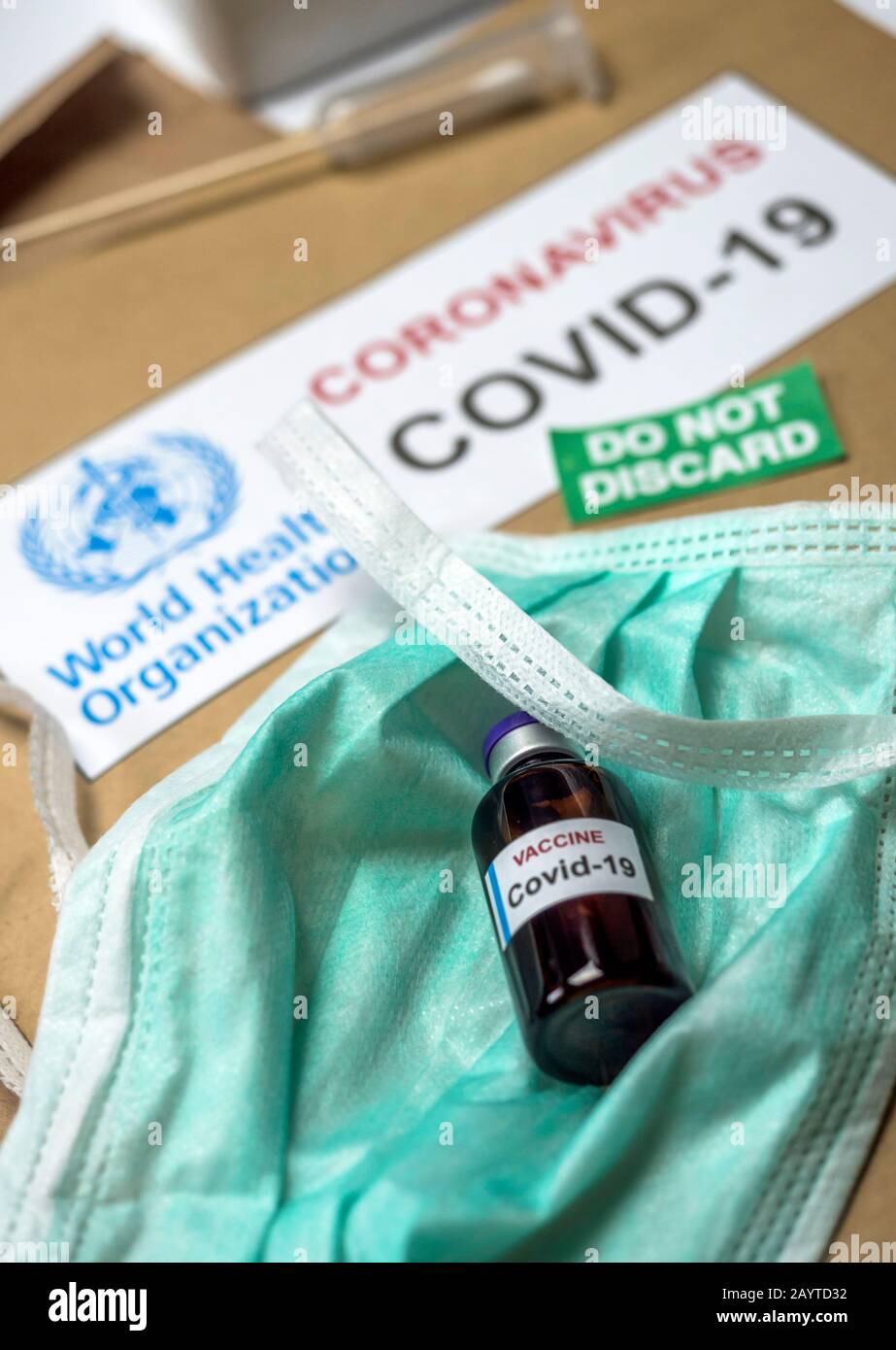 Vaccino contro il coronavirus su un dossier OMS, immagine concettuale Foto Stock