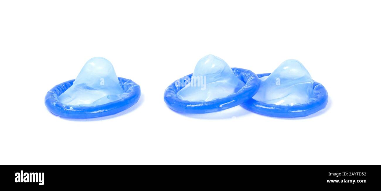 Blue preservativo, isolato su uno sfondo bianco Foto Stock