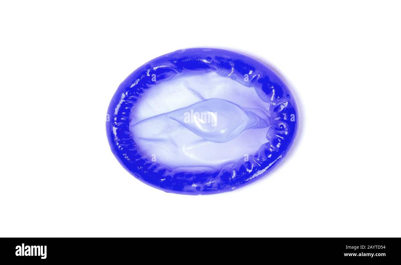 Blue preservativo, isolato su uno sfondo bianco Foto Stock