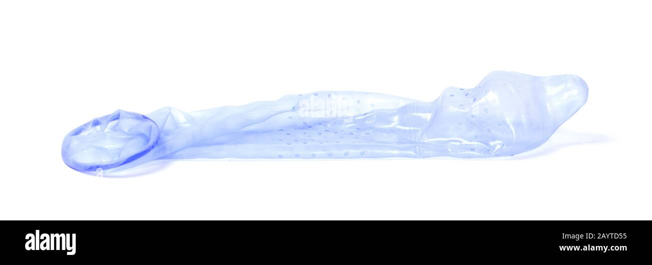 Blue preservativo, isolato su uno sfondo bianco Foto Stock