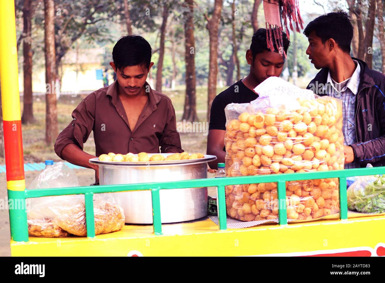 Fusca Chotpoti è popolare carrello di cibo di strada e venditore di Bangladesh e India. Questo cibo Assomiglia a Chips.a negozio di strada indiano bengalese piatto di cibo a Foto Stock