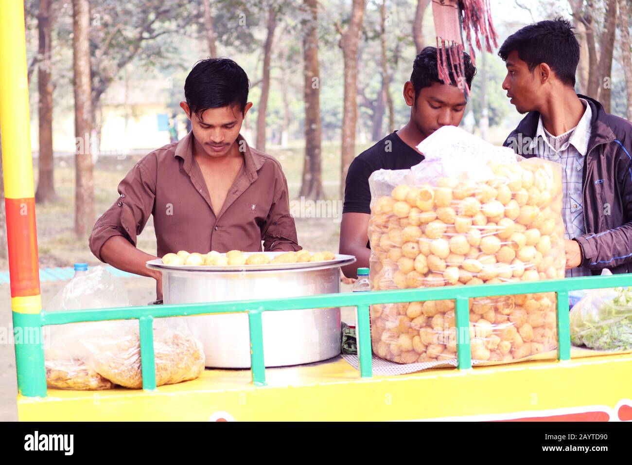 Fusca Chotpoti è popolare carrello di cibo di strada e venditore di Bangladesh e India. Questo cibo Assomiglia a Chips.a negozio di strada indiano bengalese piatto di cibo a Foto Stock