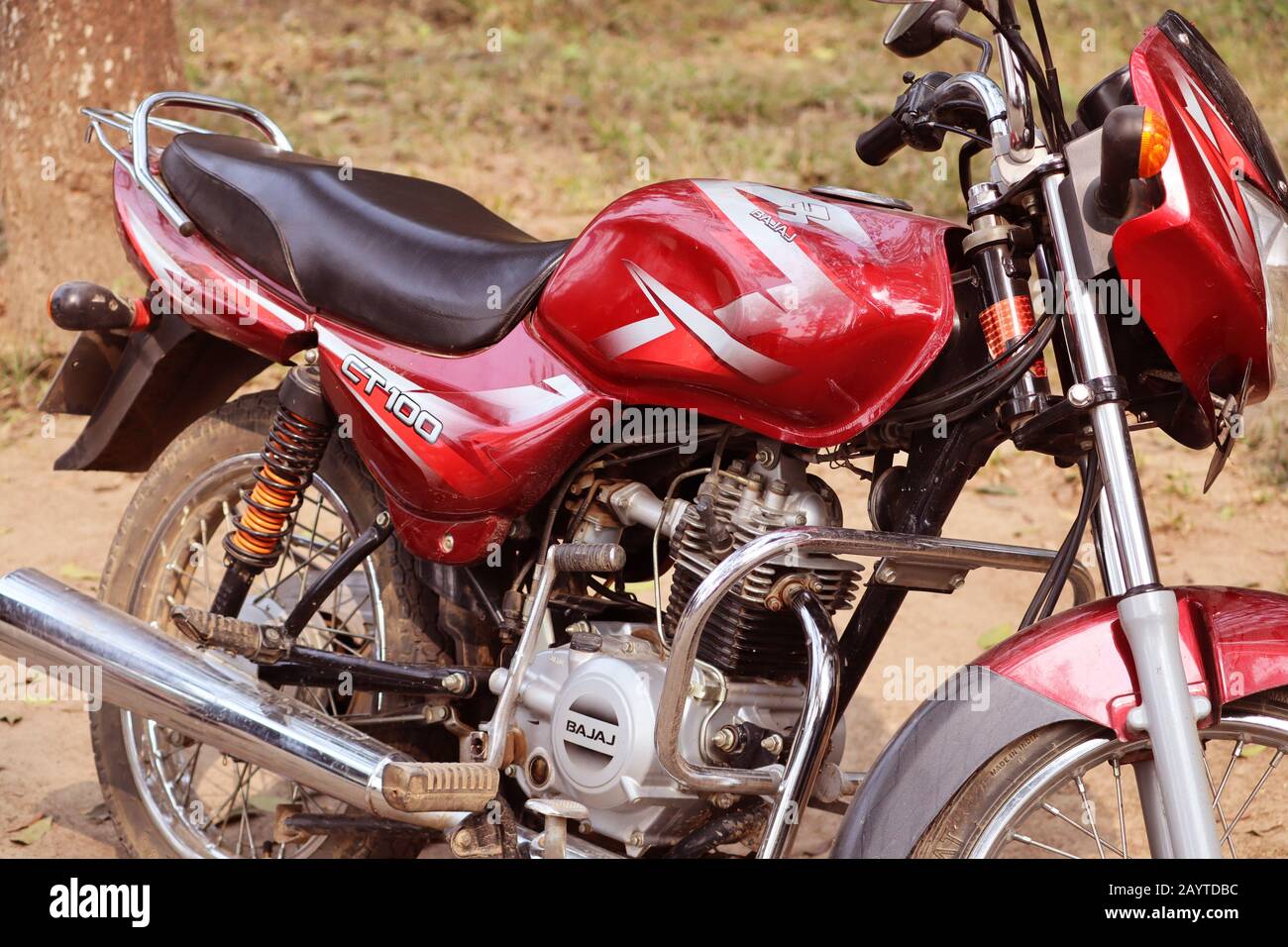 Moto Parcheggio sulla strada. Moto a colori rosso e nero. Moto modello CT 100. Foto Stock
