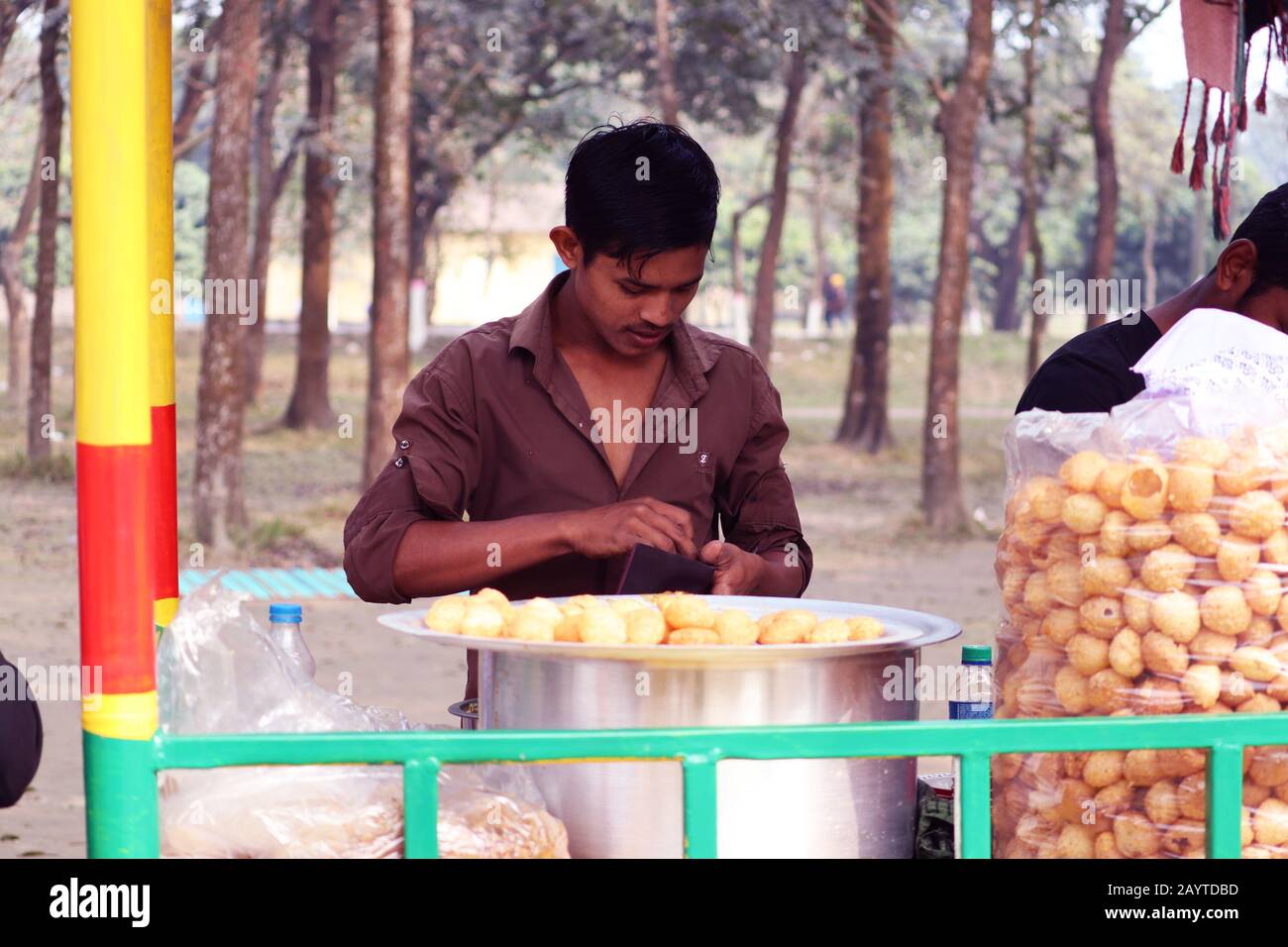 Fusca Chotpoti è popolare carrello di cibo di strada e venditore di Bangladesh e India. Questo cibo Assomiglia a Chips.a negozio di strada indiano bengalese piatto di cibo a Foto Stock