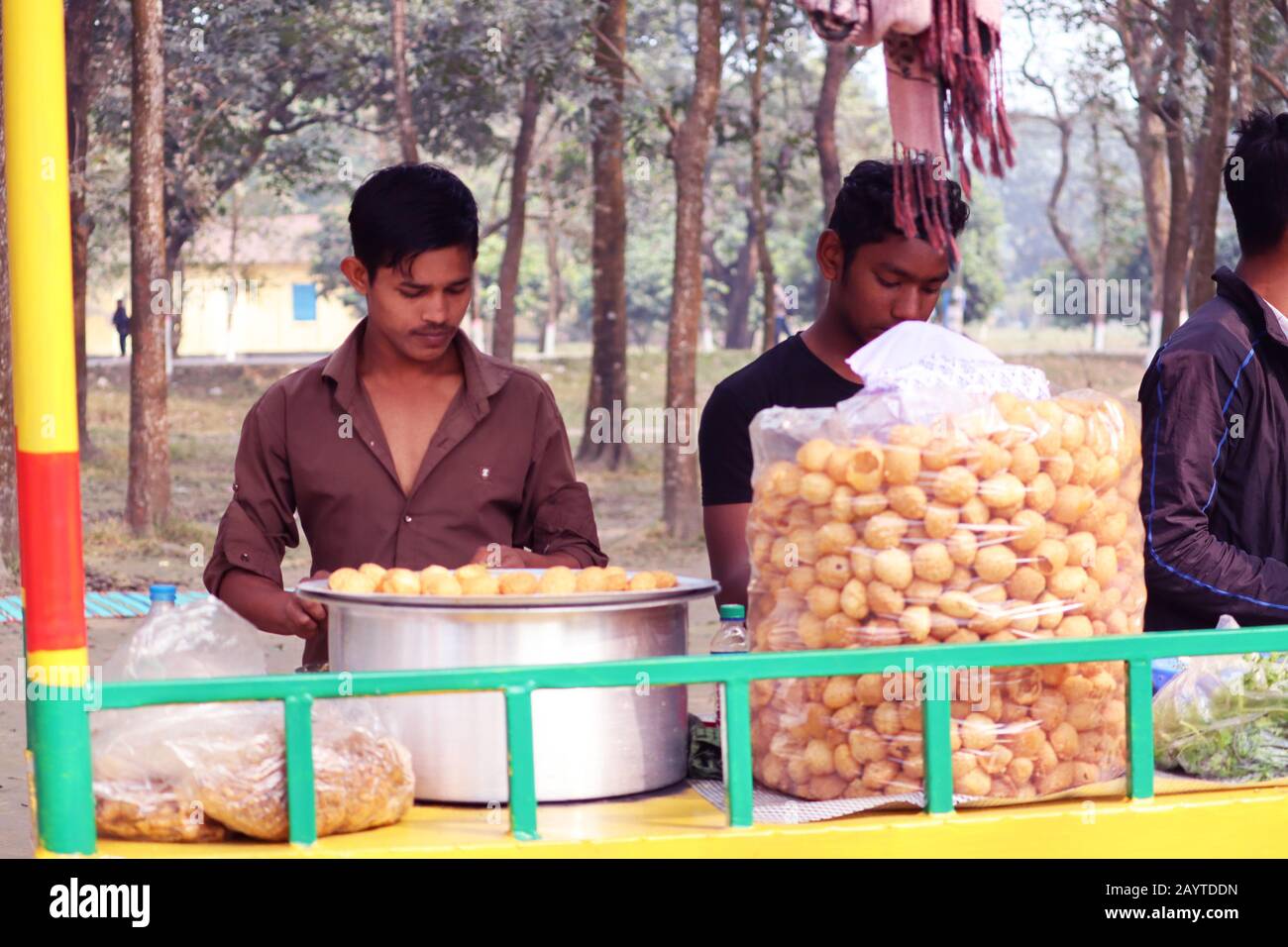 Fusca Chotpoti è popolare carrello di cibo di strada e venditore di Bangladesh e India. Questo cibo Assomiglia a Chips.a negozio di strada indiano bengalese piatto di cibo a Foto Stock
