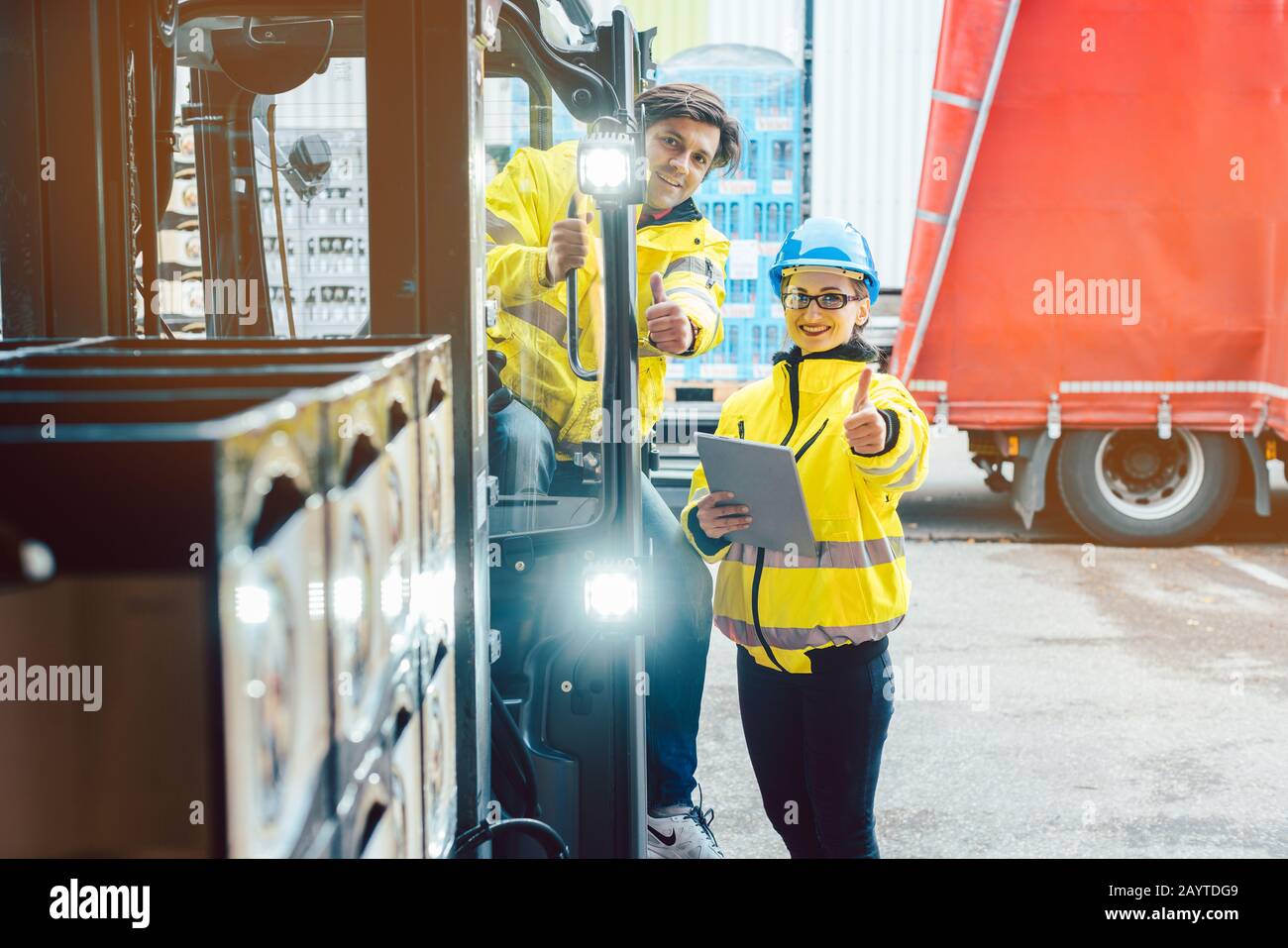 Il conducente del carrello elevatore a forche e forneoman discutere su dove conservare la consegna Foto Stock