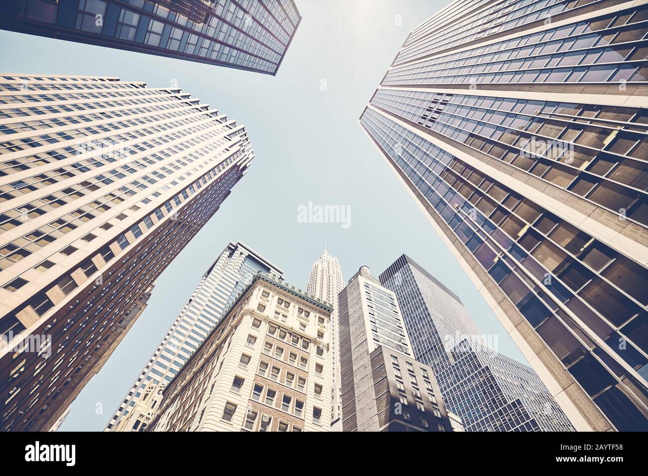 Guardando i grattacieli di Manhattan contro il sole, si applica la tonificazione dei colori, New York City, USA. Foto Stock
