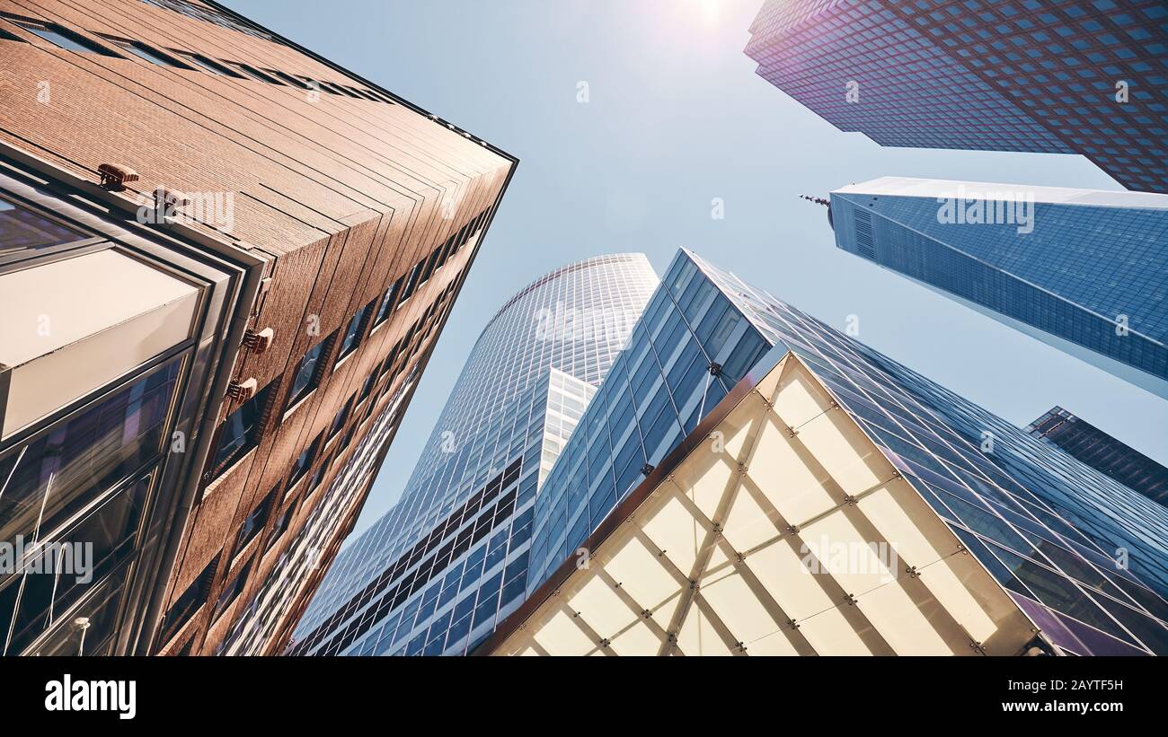 Guardando i grattacieli di Manhattan contro il sole, si applica la tonificazione dei colori, New York City, USA. Foto Stock