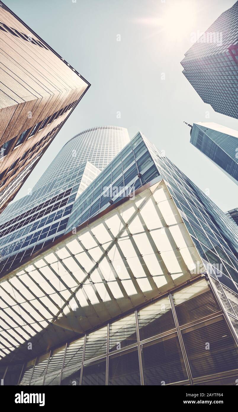 Guardando i grattacieli di Manhattan contro il sole, si applica la tonificazione dei colori, New York City, USA. Foto Stock