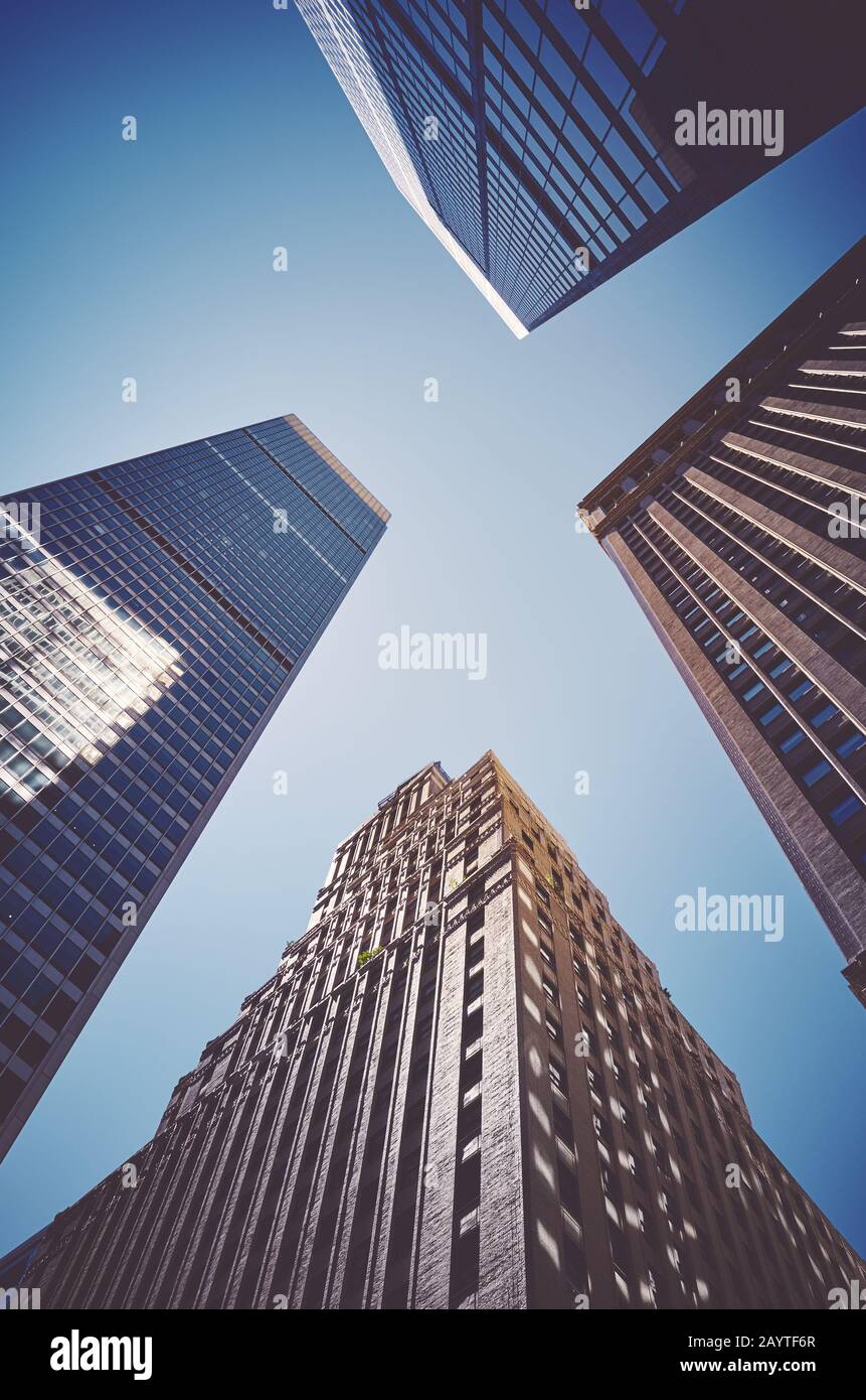 Guardando i grattacieli di Manhattan contro il sole, si applica la tonificazione dei colori, New York City, USA. Foto Stock