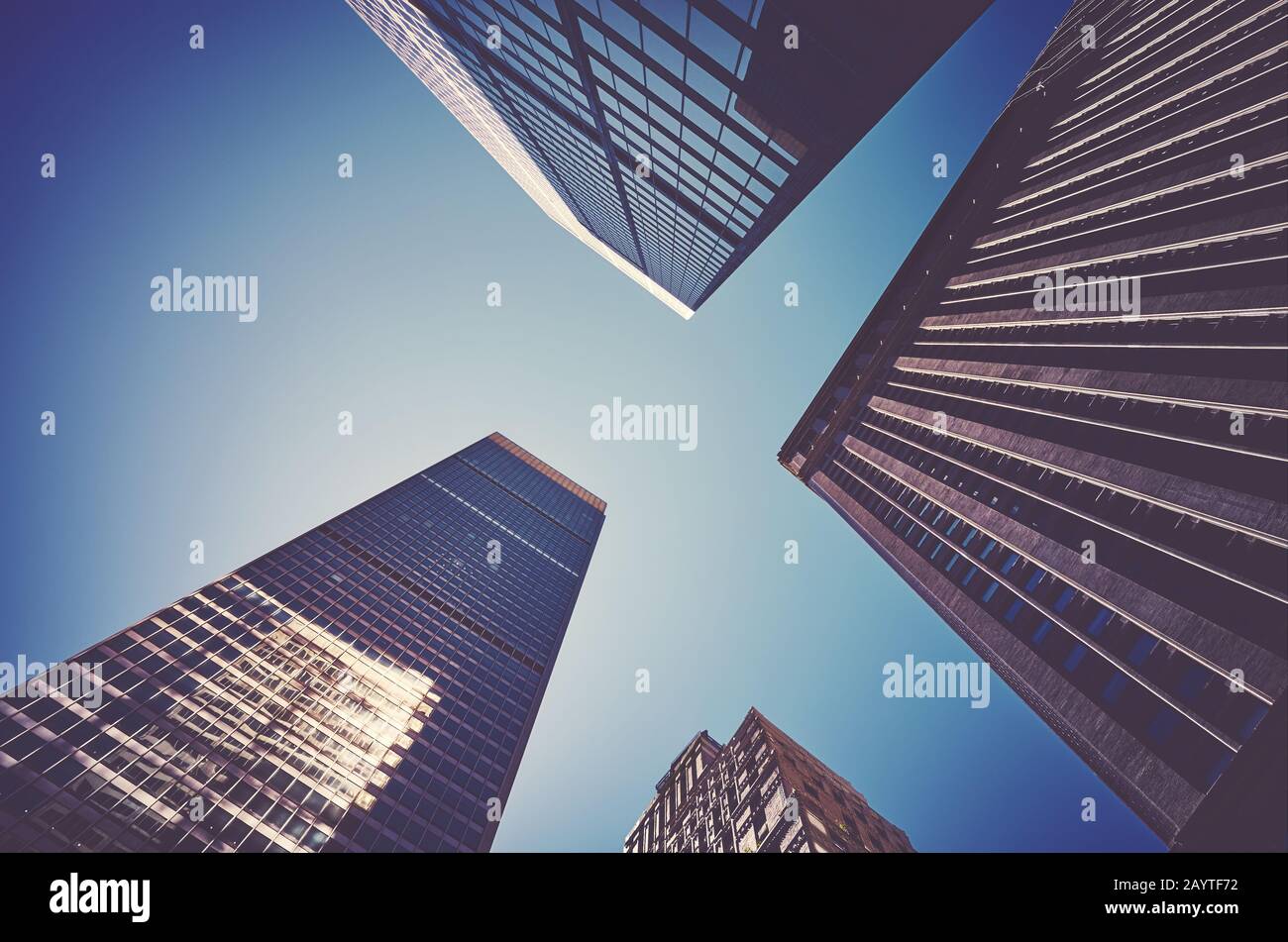 Guardando in alto i grattacieli di Manhattan, si applica la tonificazione dei colori, New York City, USA. Foto Stock