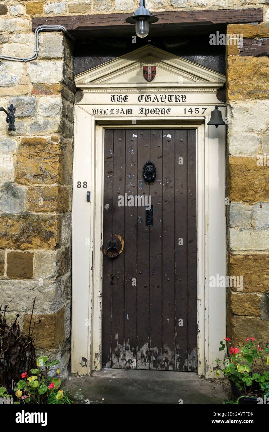 Chiudere la porta della casa Chantry, compreso un iscrizione a William Sponne che lo fondò: Towcester, Regno Unito Foto Stock