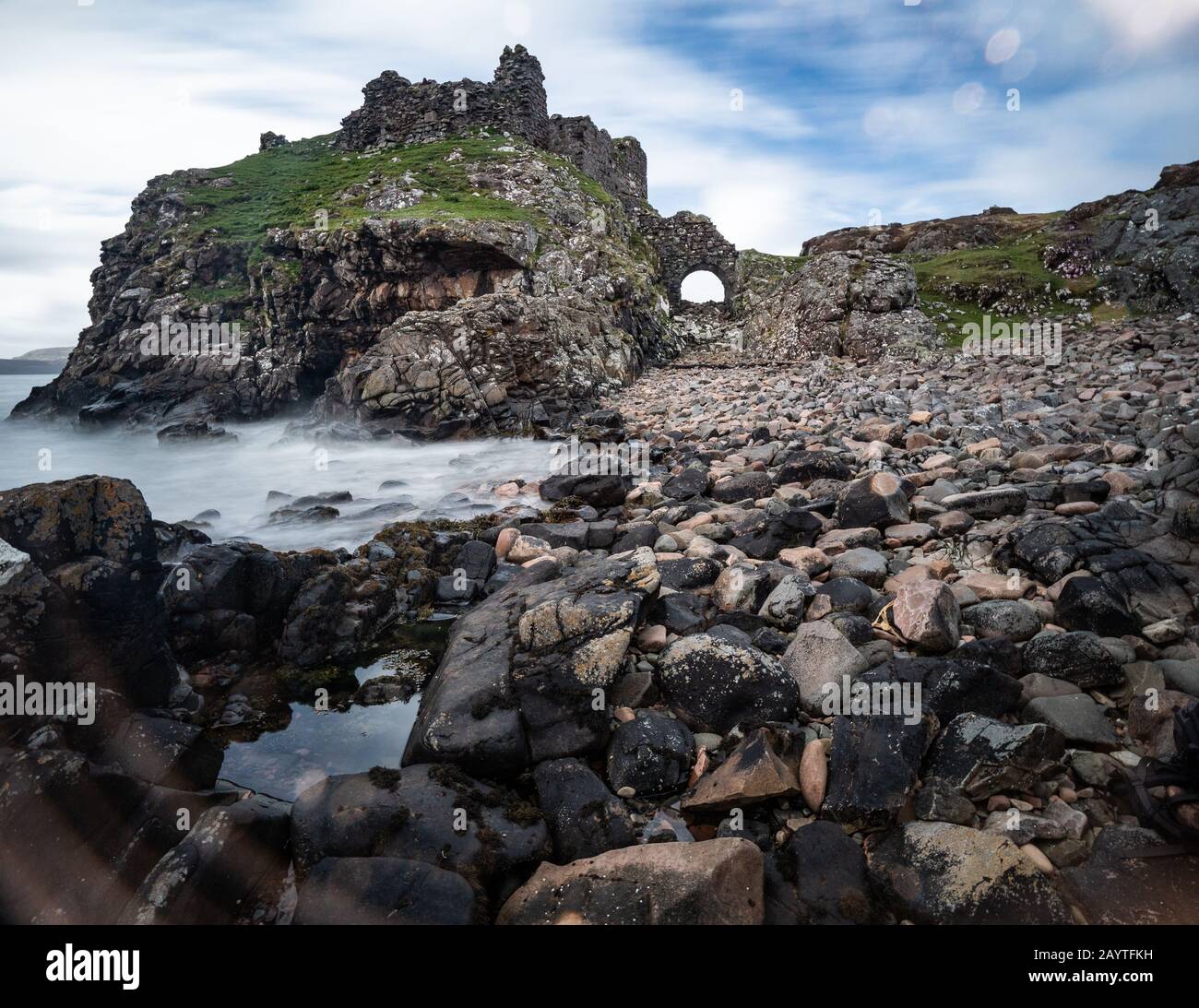 Rovine del castello di Dunscaith, l'isola di Skye, Scozia, Regno Unito. Foto Stock