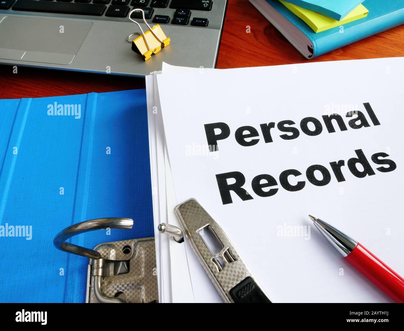 Cartella ufficio blu con record personali sulla scrivania. Foto Stock