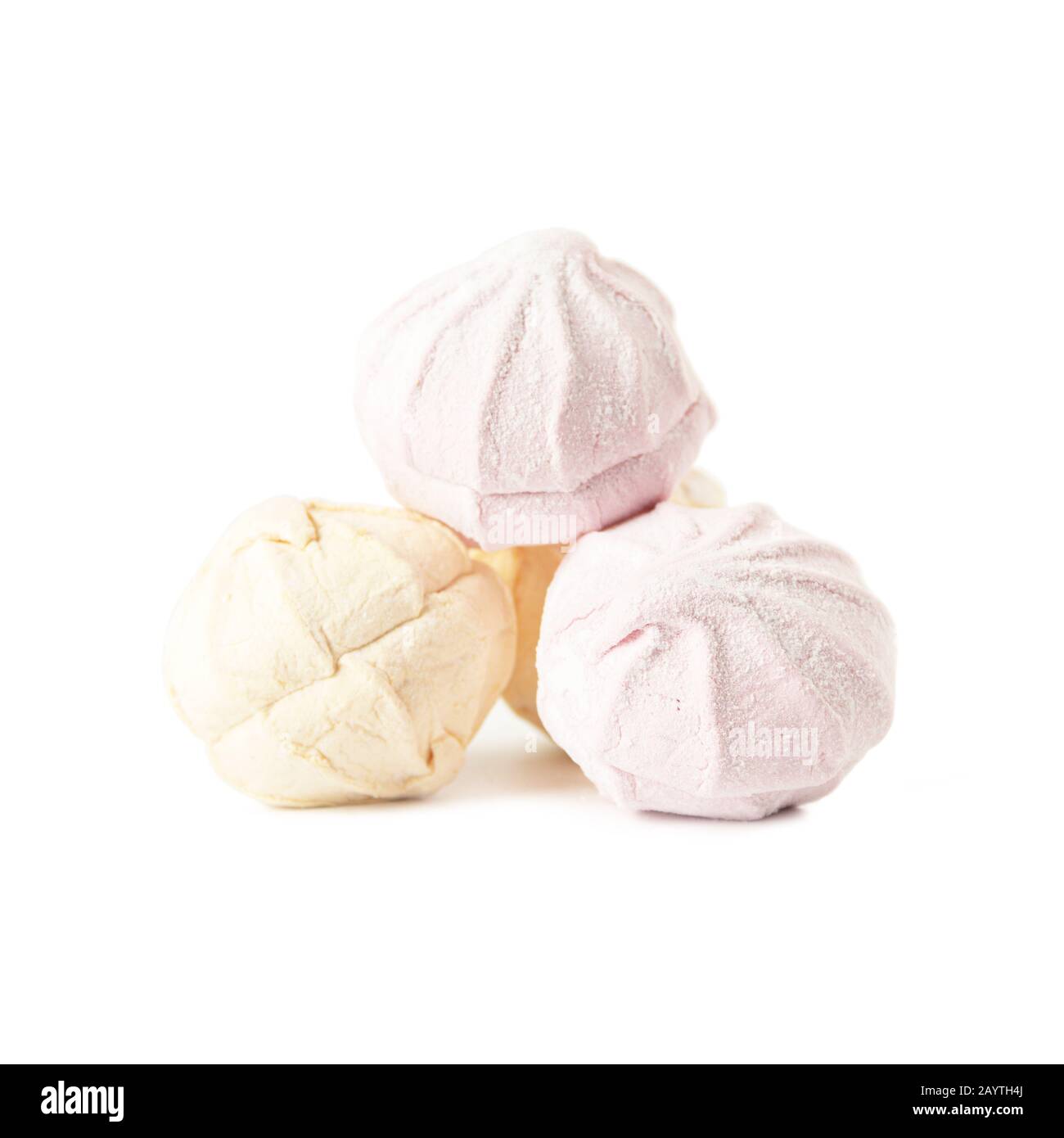 Marshmallow d'aria isolato su sfondo bianco UNO zephyr delicato su sfondo bianco. Marshmallows in un tasto chiaro. Foto Stock