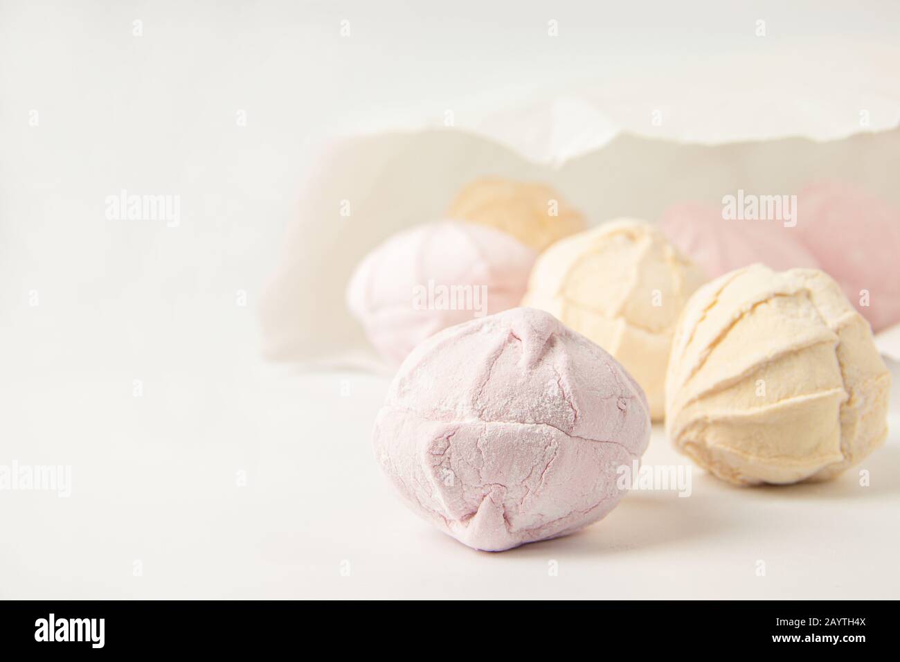 Marshmallow d'aria in tonalità pastello. Un marshmallow delicato. Marshmallows che volete mangiare. zephyr delicato su sfondo bianco. Marshmallows in un Foto Stock