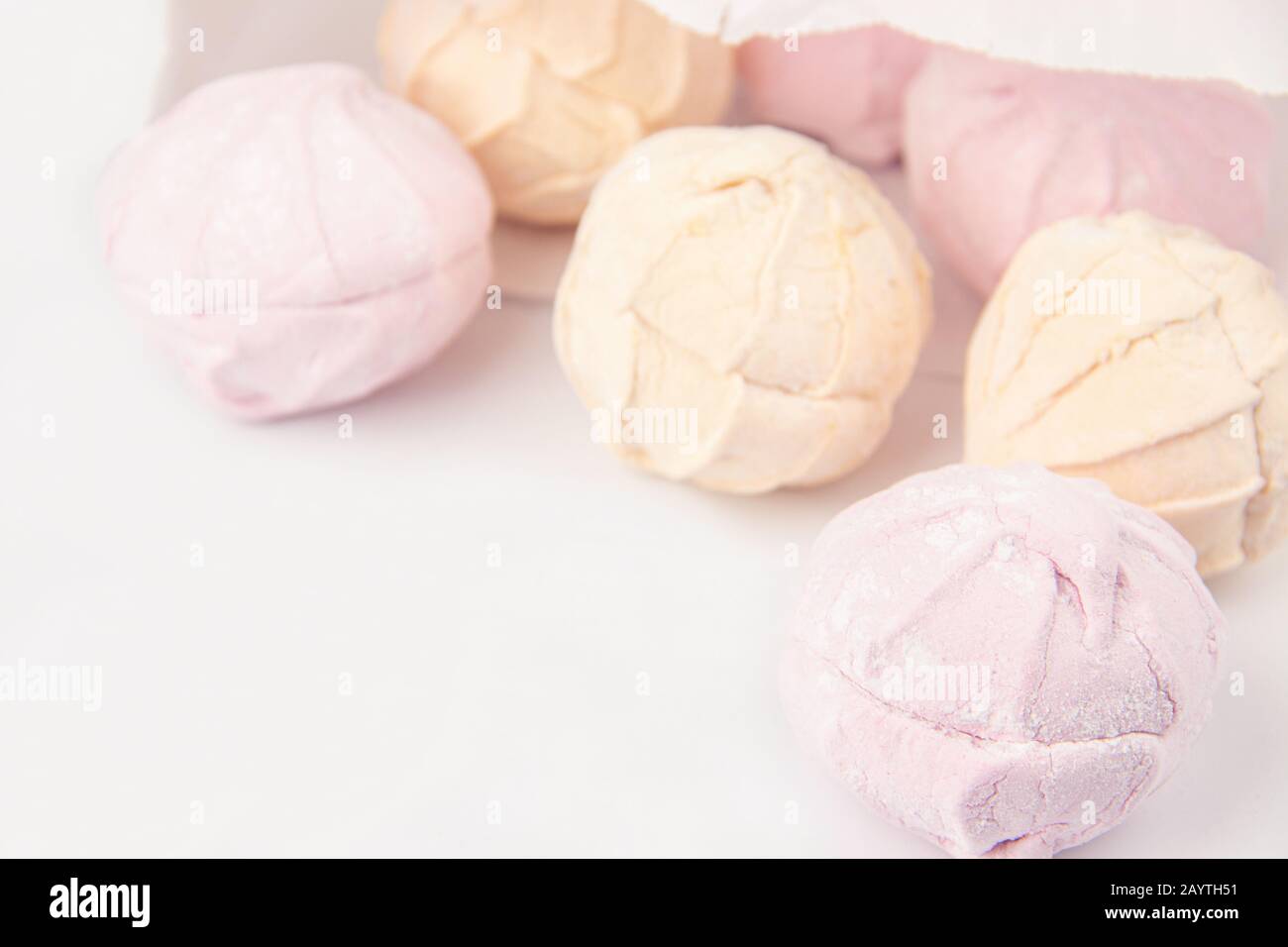 Marshmallow d'aria in tonalità pastello. Un marshmallow delicato. Marshmallows che volete mangiare. zephyr delicato su sfondo bianco. Marshmallows in un Foto Stock