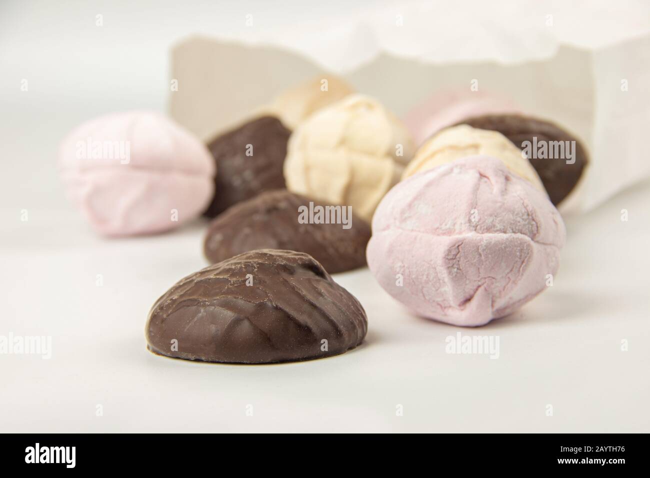 Marshmallow d'aria in tonalità pastello. Un marshmallow delicato. Marshmallows che volete mangiare. zephyr delicato su sfondo bianco. Marshmallows in un Foto Stock