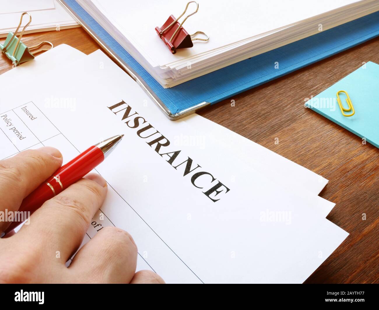 L'uomo legge il modulo di assicurazione per la firma. Foto Stock