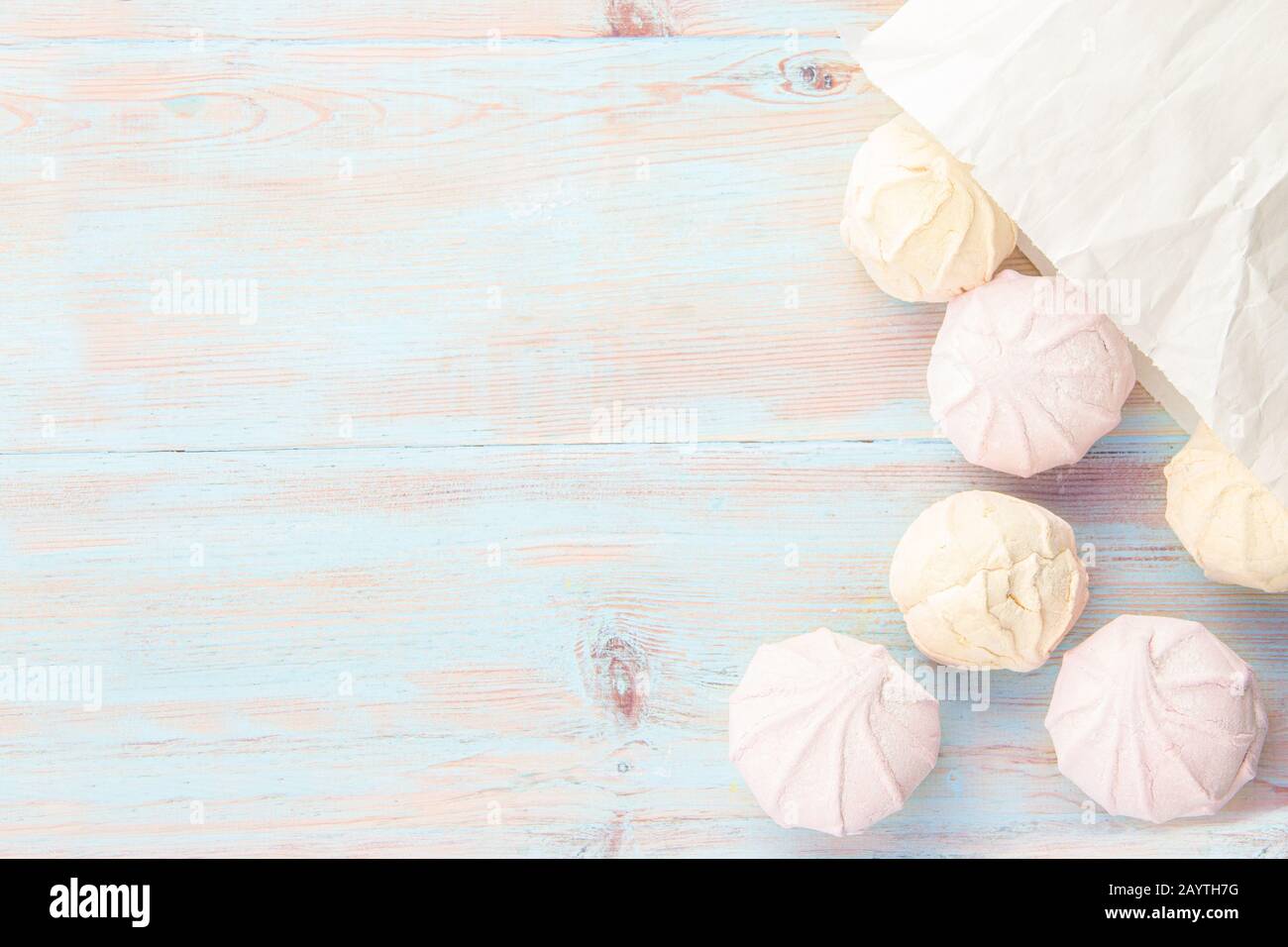 Marshmallow d'aria in tonalità pastello. Un marshmallow delicato. Marshmallows che volete mangiare. zephyr delicato su sfondo bianco. Marshmallows in un Foto Stock