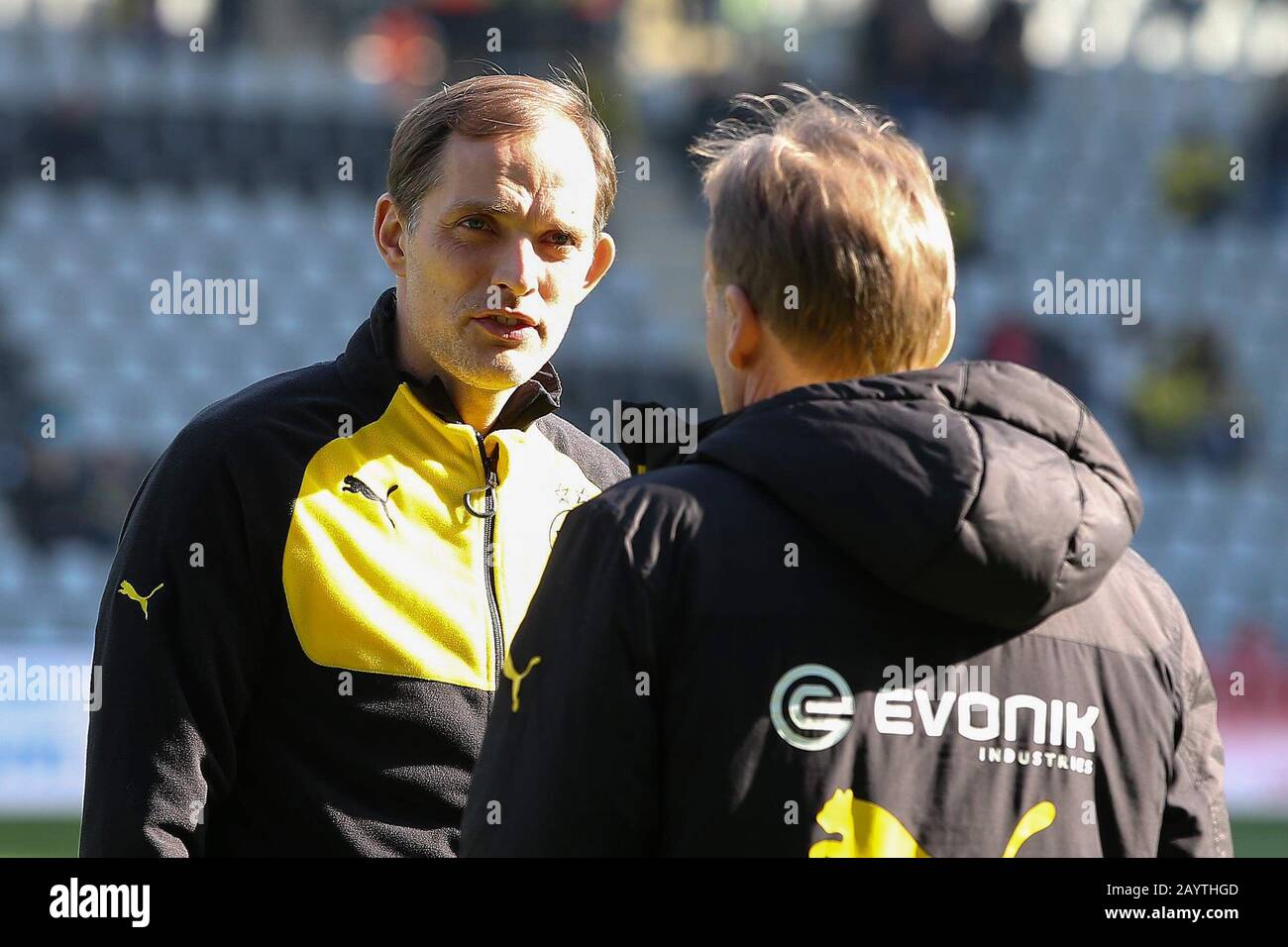 Friburgo, Germania. 25th Feb 2017. Primo: Calcio, Calcio: 25.02.2017 1. Bundesliga, stagione 2016/2017: SC Freiburg - Borussia Dortmund, BVB, coach Thomas Tuchel (Dortmund), amministratore delegato Hans-Joachim Watzke (Dortmund), ritratto, gesto, in discussione, discutere, prima del gioco | utilizzo nel mondo credito: DPA/Alamy Live News Foto Stock