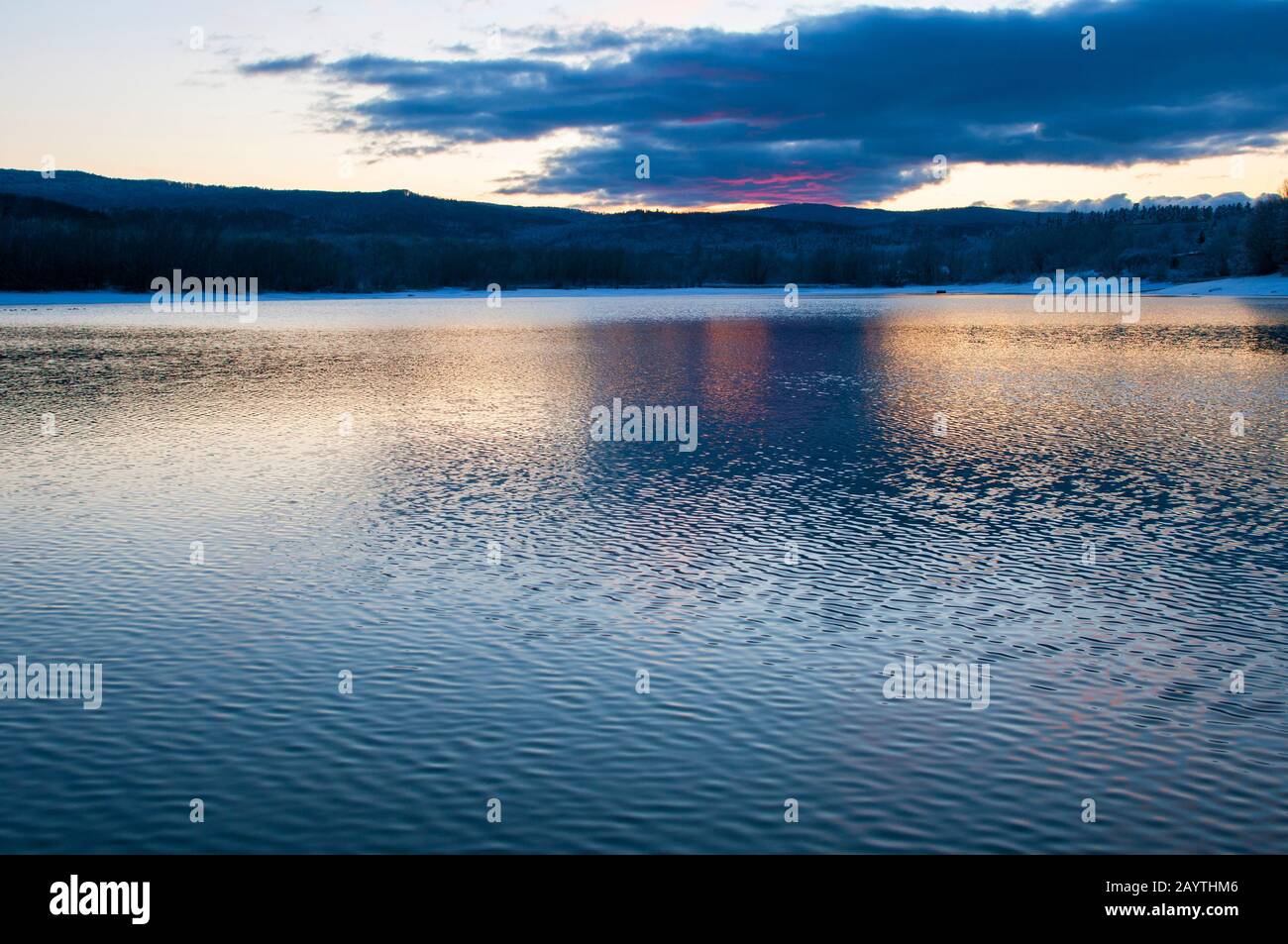 alba colorata sul lago invernale Foto Stock