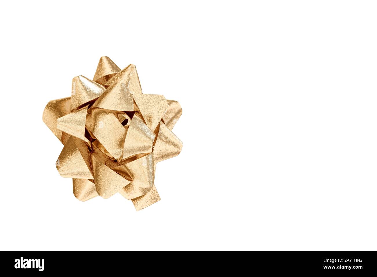 Voluminoso oro regalo vacanza arco su sfondo bianco con spazio copia. Foto Stock